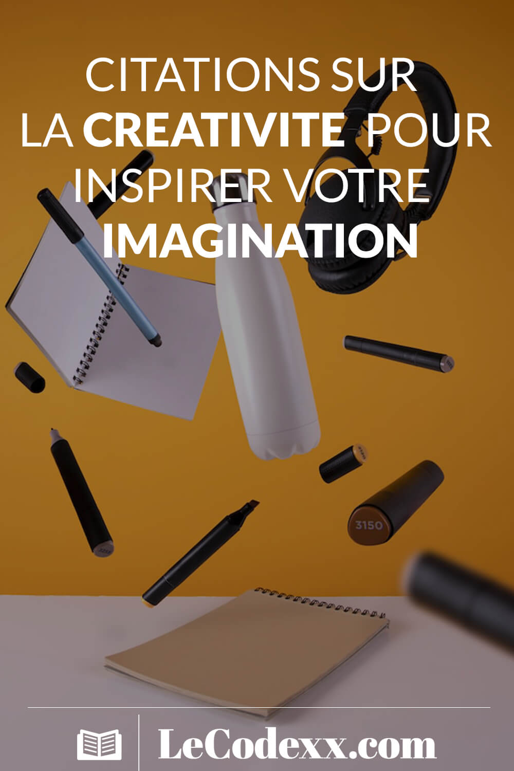 Citations sur la Créativité pour inspirer votre imagination écrit en blanc font lato logo du site lecodexx.com sur un arrièrre plan de stylo et de cahier et casque et de gourde en l'air