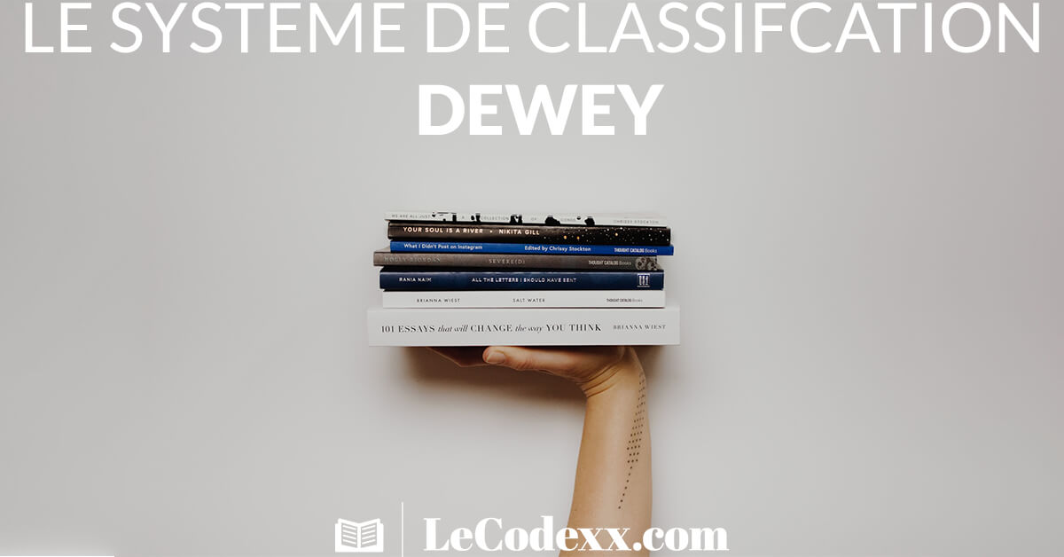 Le Systeme de classification de dewey en blanc le logo du site Lecodexx.com sur un arrièrre d'une main tenant six livres