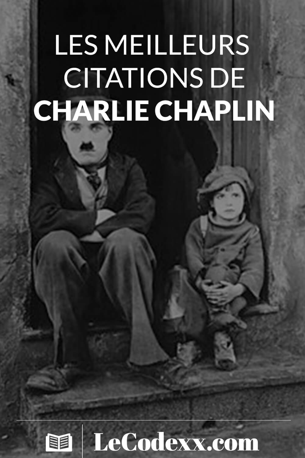 image a la une de l'article les meilleurs citations de charlie chaplin logo du site lecodexx.com sur un arriére plan de la photo iconiqued de charlie chaplin avec un enfant assis dans l'entré d'une porte