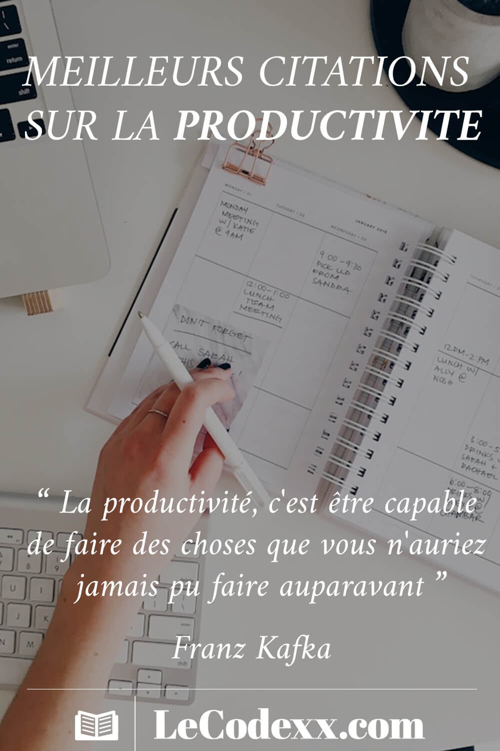 meilleurs citations sur la productivité “ La productivité, c'est être capable de faire des choses que vous n'auriez jamais pu faire auparavant ” - Franz Kafka lecodexx.com écrit en blanc sur un arriére plan d'un bureau avec la main d'une femme entrein d'écrir dans un cahier