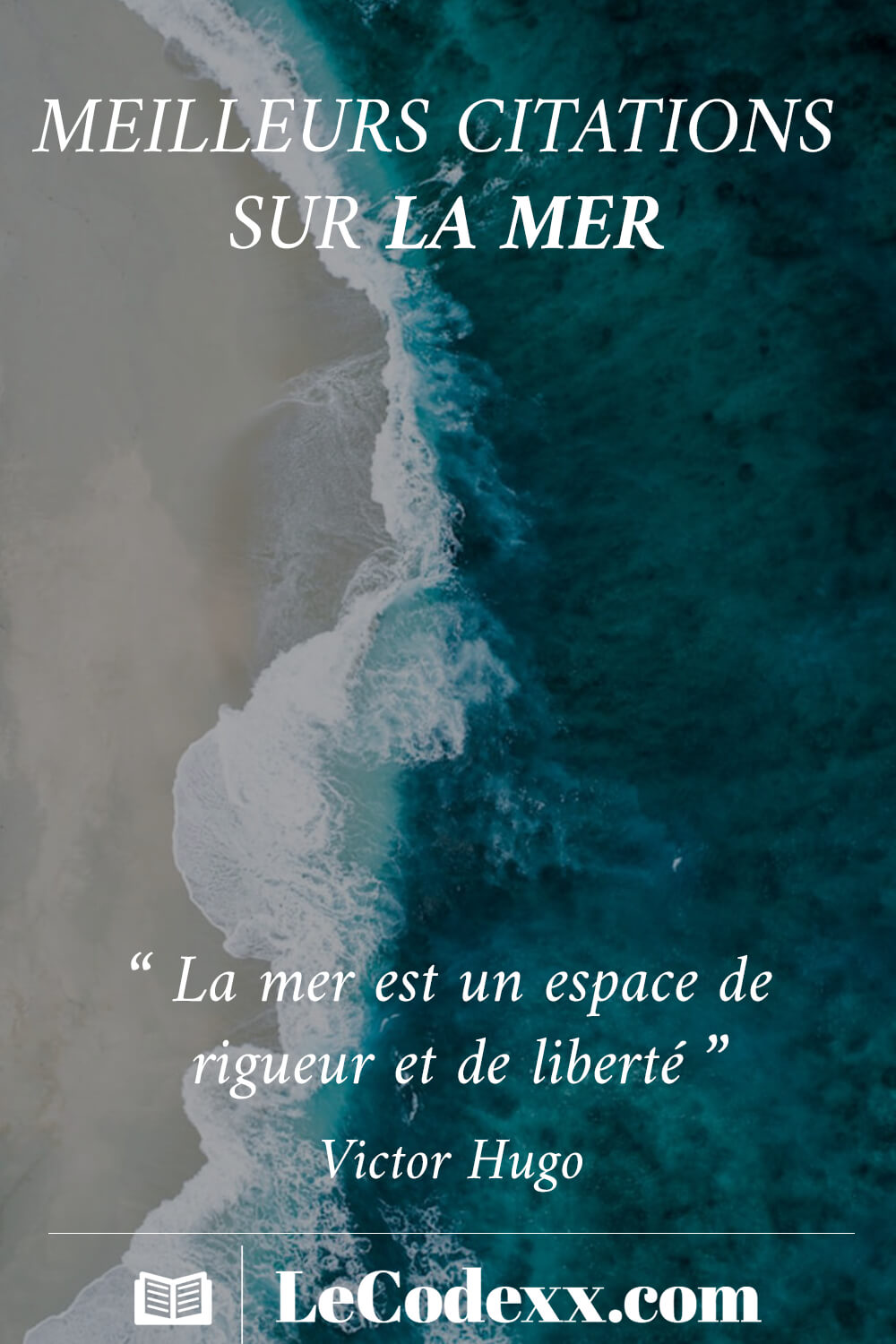 Meilleurs Citations Sur La mer "La mer est un espace de rigueur et de liberté" Victor Hugo écrit en blanc sur un arriére plan d'une photo aérienne d'une plage